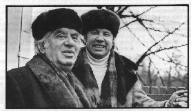 Khachaturian (à esquerda) com Neeme Järvi, da Estónia (o dirigente da orquestra no disco da Chandos)